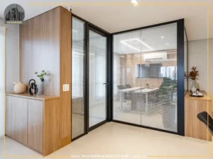 divisória industrial de vidro com persianas embutidas integradas